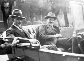 Michael Collins (1890-1922) avec Emmet Dalton lors des discussions sur le traité à Londres, 1921